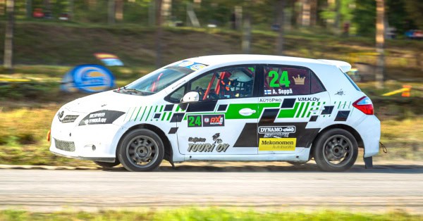 Kilpa-auto ajamassa rallicross-radalla.