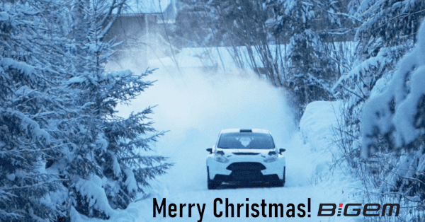 Ralliauto ajamassa metsässä talvella.